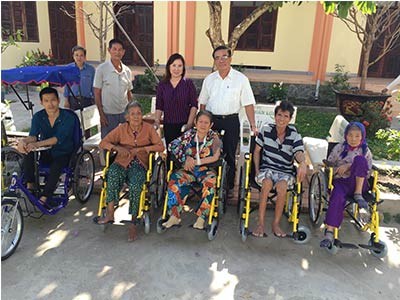 Caritas Phan Thiết: tổ chức trao xe lăn cho người khuyết tật